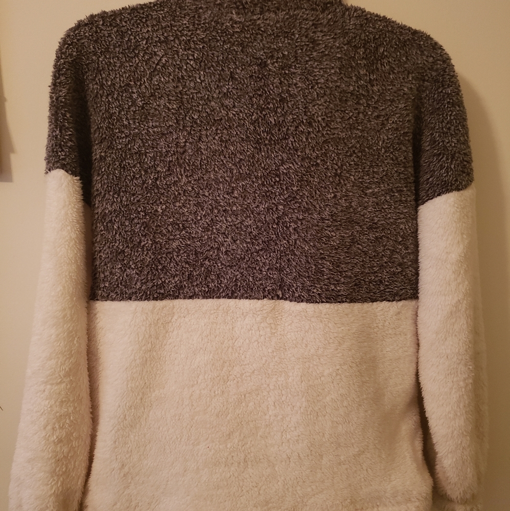 Fuzzy sweater - Picture 2 of 2
